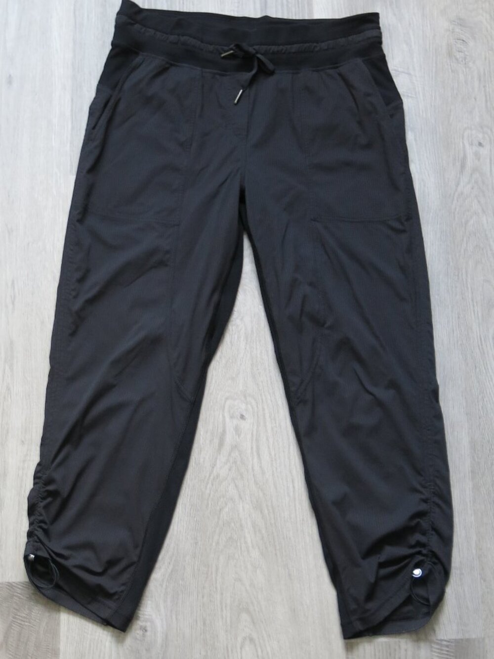 Lululemon Athletica Dance Studio Black Cropped Capri Pants - Size 8